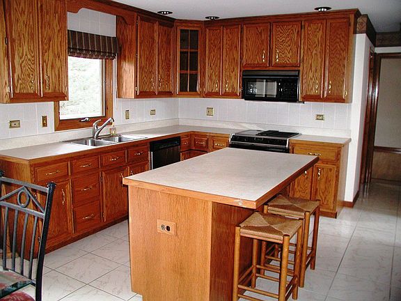 Gourmet Kitchen w/Eating Area