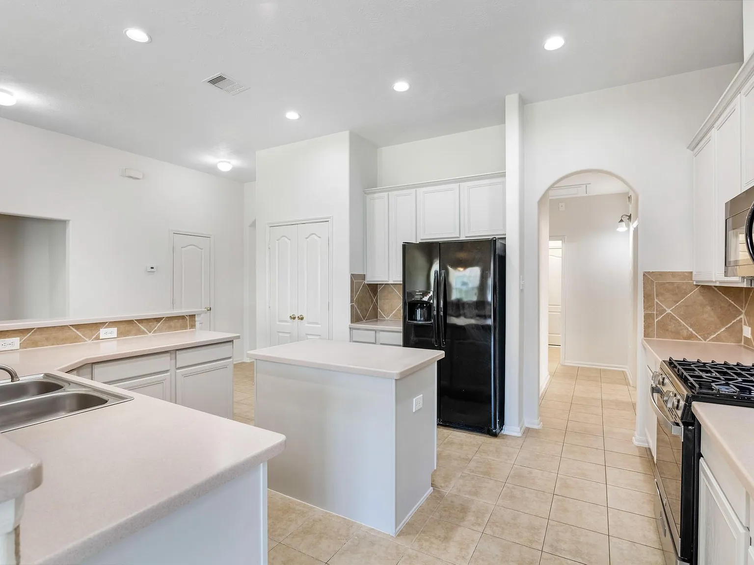 4 bed, 2.0 bath, 2216 sqft, $2,500 — Photo 4