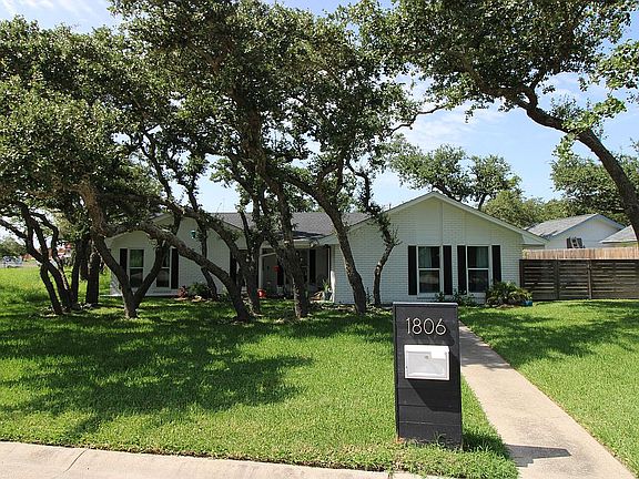3rd image of 1806 Baywood Dr