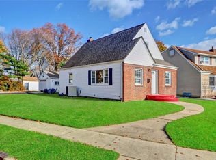 35 Gables Dr, Hicksville, NY 11801