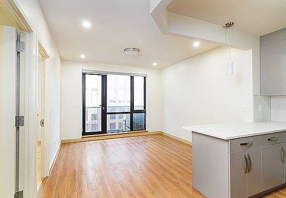 4th image of 42-22 Crescent St #5C