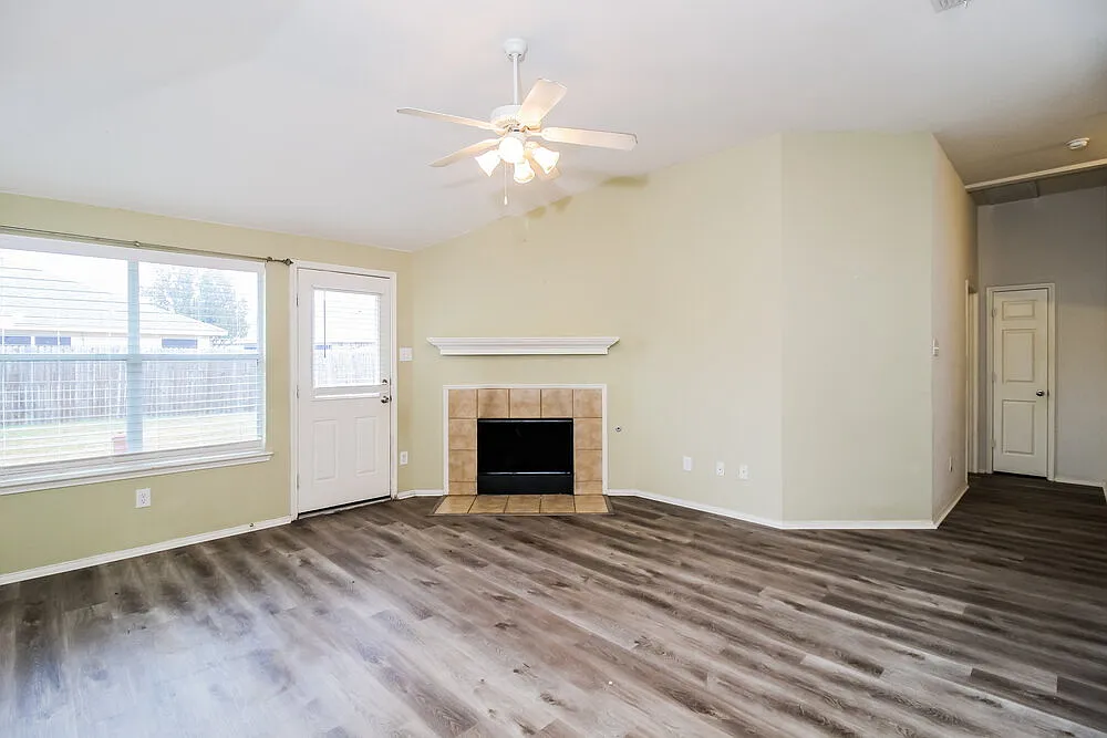 3 bed, 2.0 bath, 1423 sqft, $2,065 — Photo 3