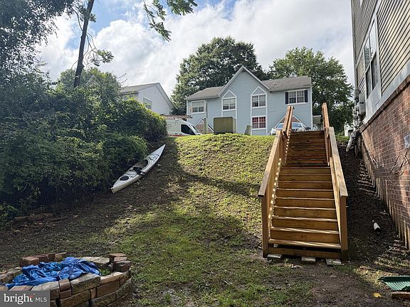 3rd image of 125 Emery Ct