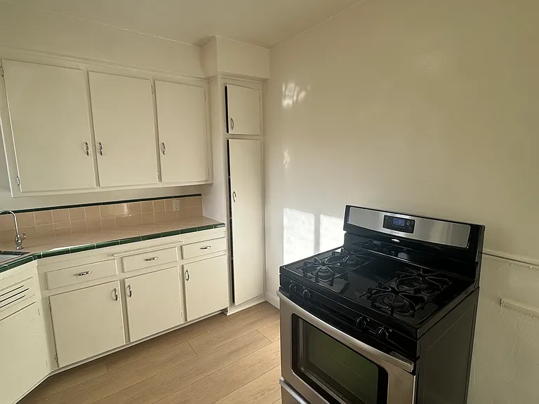 4730 Franklin Ave #9 — Photo 5