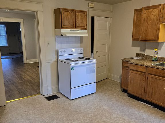 2nd image of 1112 W Jefferson Blvd