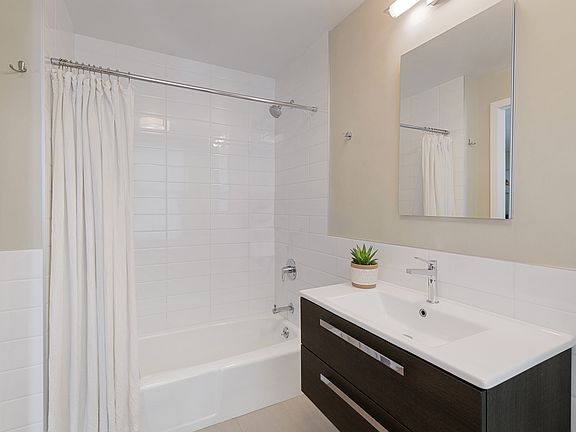5th image of 24 Greenwich Ave APT 2
