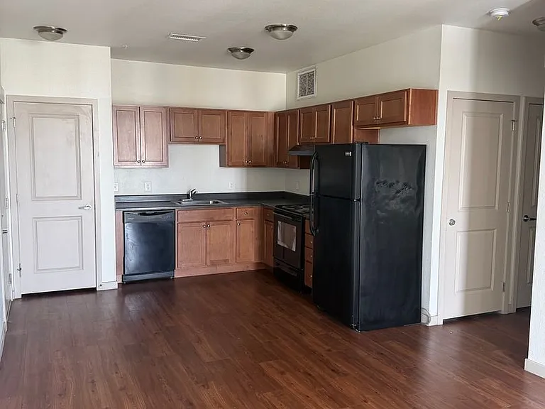 1305 N Peoria St — Photo 23