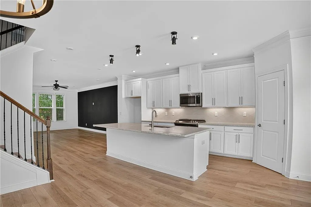 3 bed, 3.5 bath, 2100 sqft, $3,700 — Photo 4