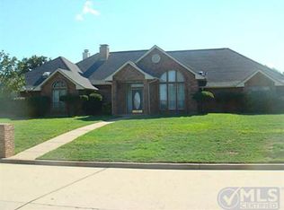 1002 Colonial Ct, Kennedale, TX 76060