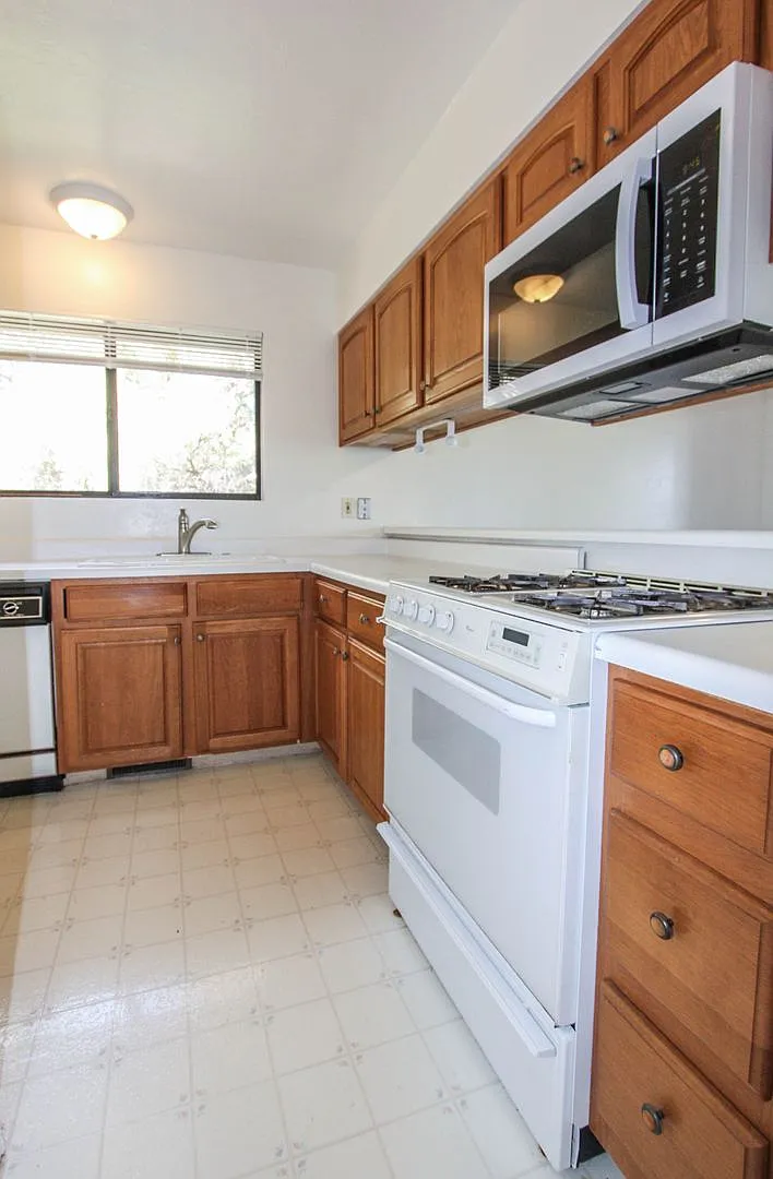 3 Bedroom 2 Bath Townhome in Forest Hylands — Photo 4