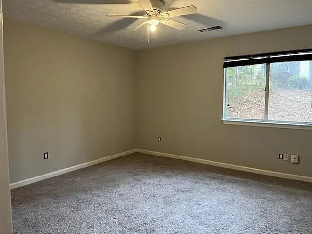 818 Greenhedge Dr — Photo 2
