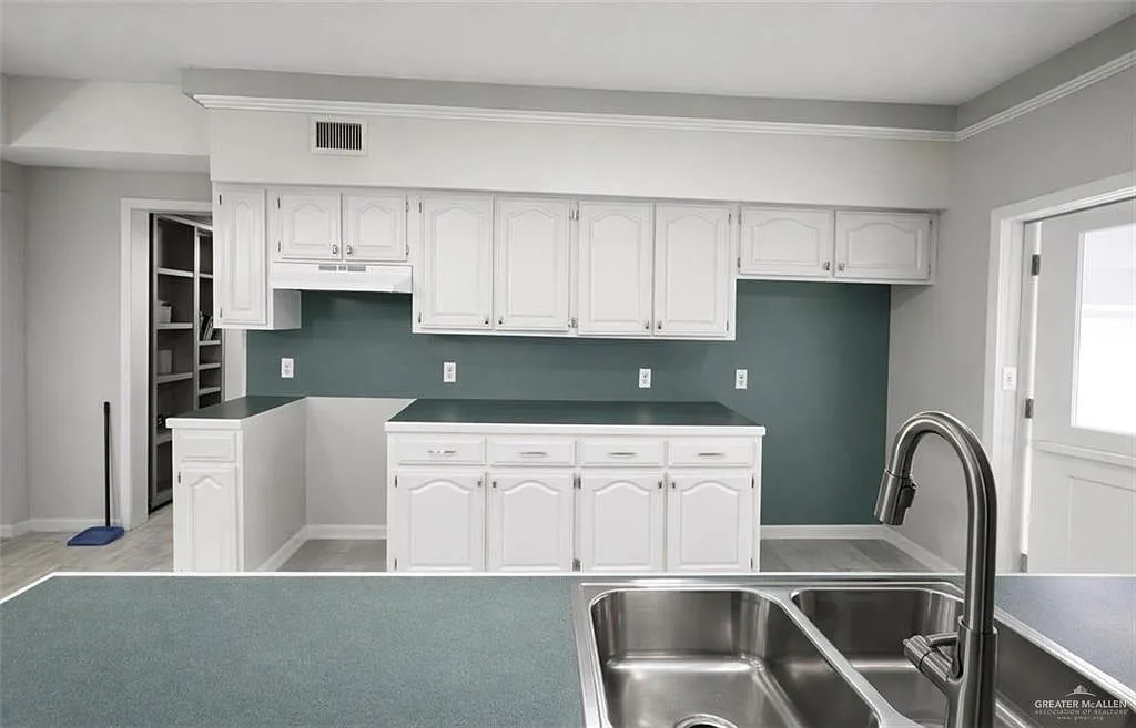 3 bed, 2.0 bath, 2670 sqft, $1,800 — Photo 4