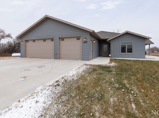8523 Hogue Rd, Bismarck, ND 58503