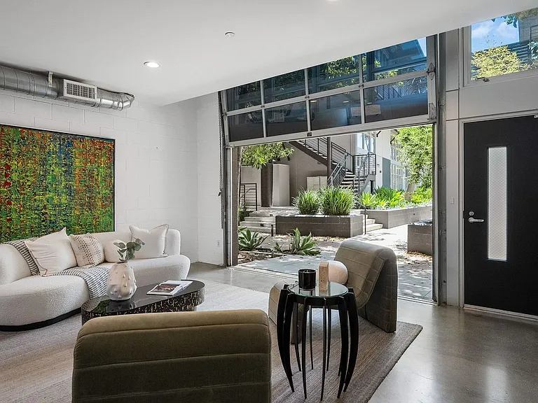 1037 N Laurel Ave #19C — Photo 17