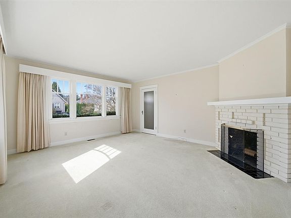 5th image of 1043 Roslyn Rd