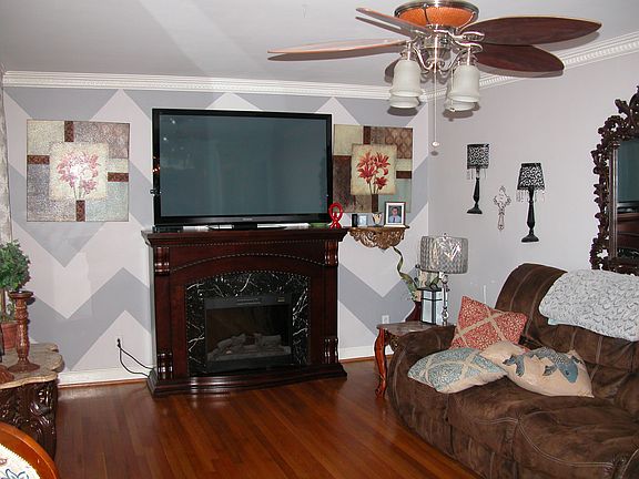 3rd image of 1066 Jenkins St