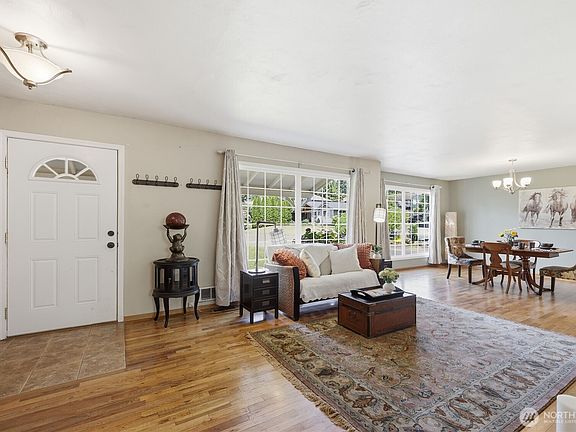 4th image of 1067 Swanson Way NE