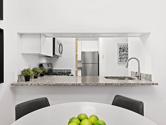 4th image of 250 E 40th St APT 5F