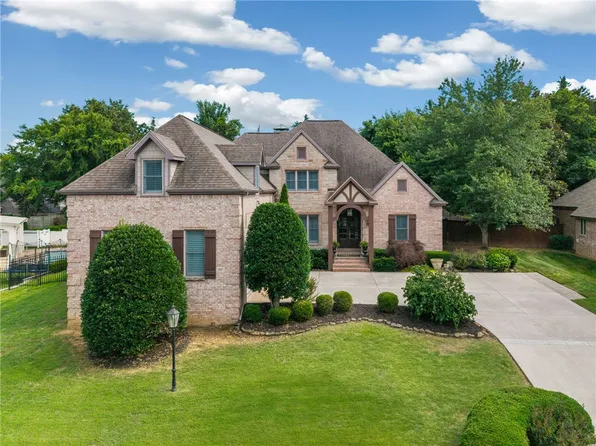 2567 N Firewood Dr, Fayetteville, AR 72703