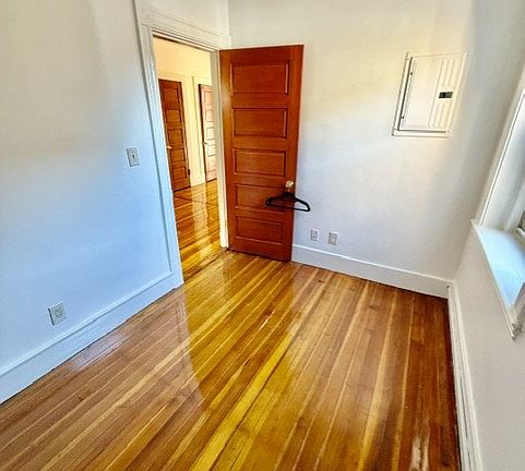 2nd image of 9 Thacher Ct #4