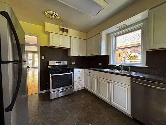 4th image of 7838 Lowell Ave