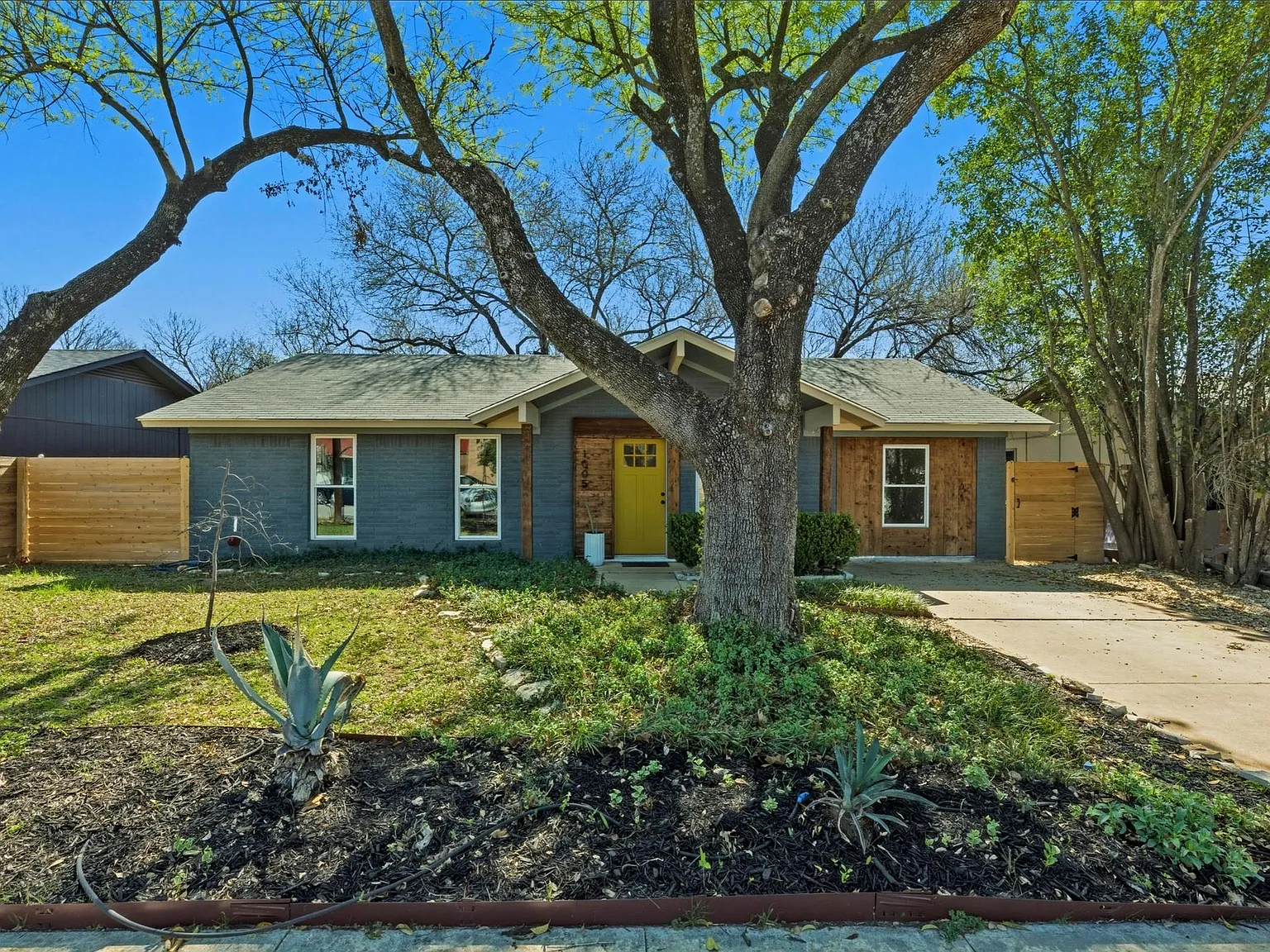 3 bed, 1.0 bath, 1170 sqft, $2,100 — Photo 3