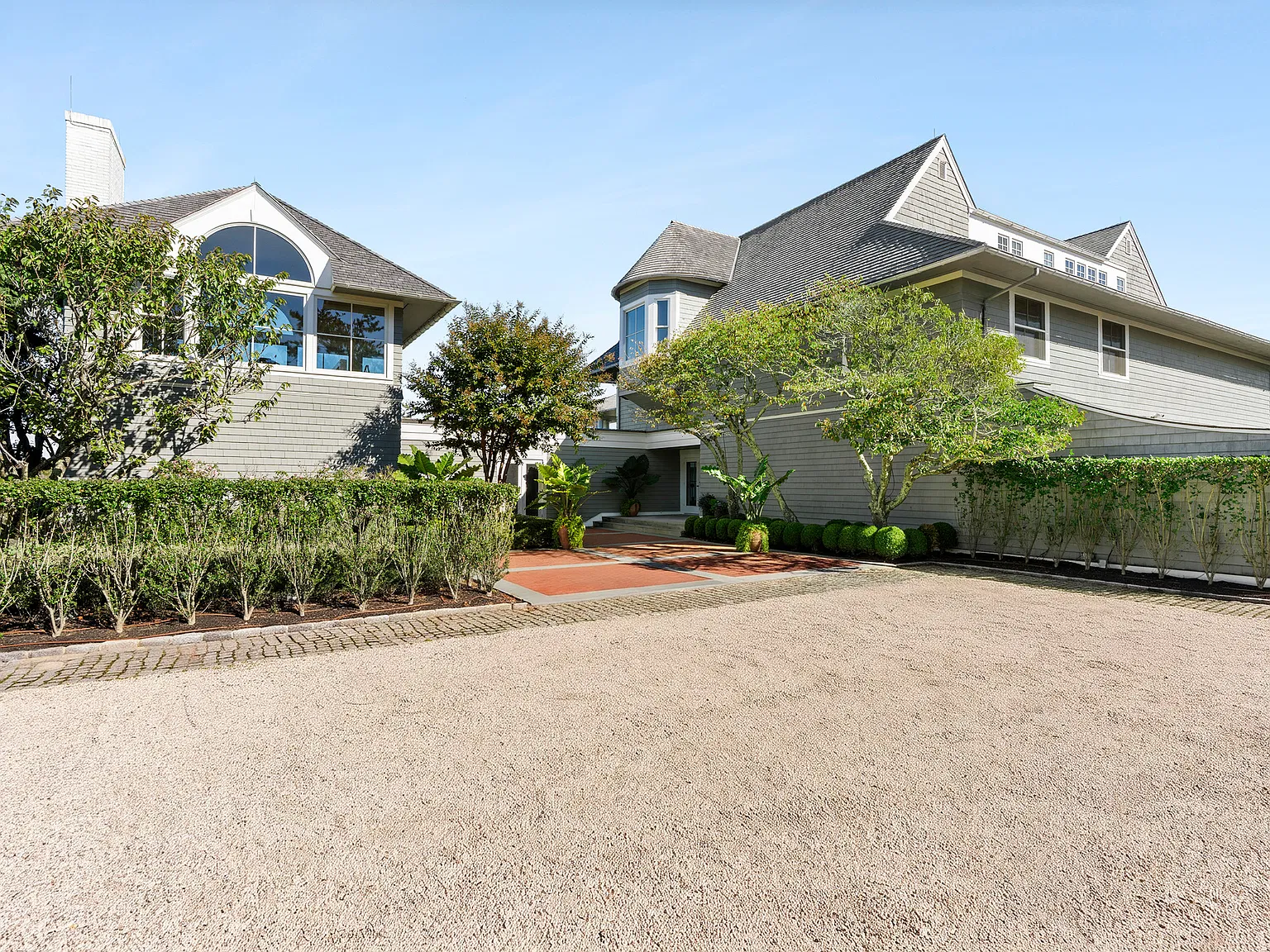 Prime Southampton Oceanfront Estate with Pond Views — Photo 3