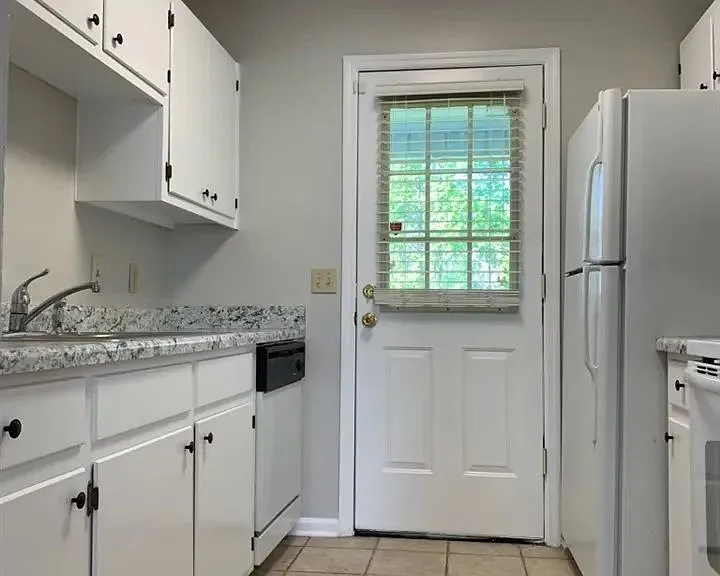 2208 Timberwood Cir S — Photo 27