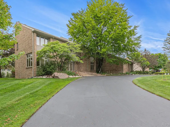 3870 Glen Falls Dr, Bloomfield Hills, MI 48302