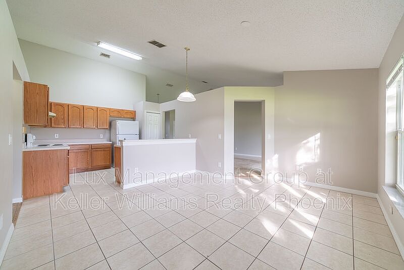 1st image of 305 Covent Gardens Pl