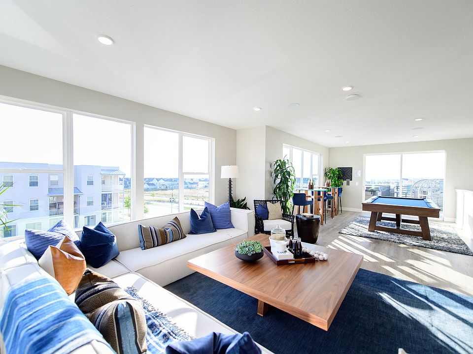 3rd level Skyroom with large windows & magnificent mountain views