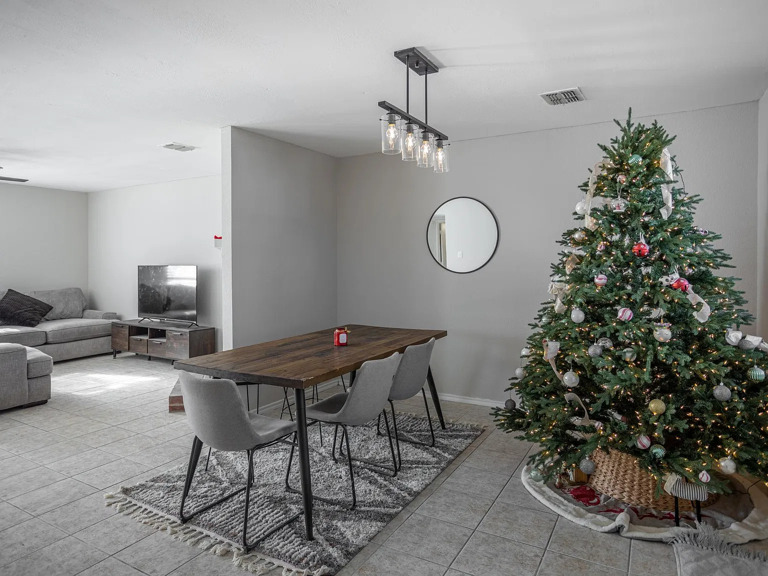 3 bed, 2167 sqft, $2,500 — Photo 3