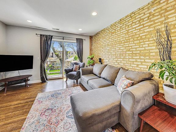 5th image of 3801 W Ainslie St APT 2E