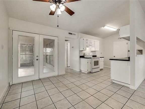 3rd image of 625 Stonewall Dr