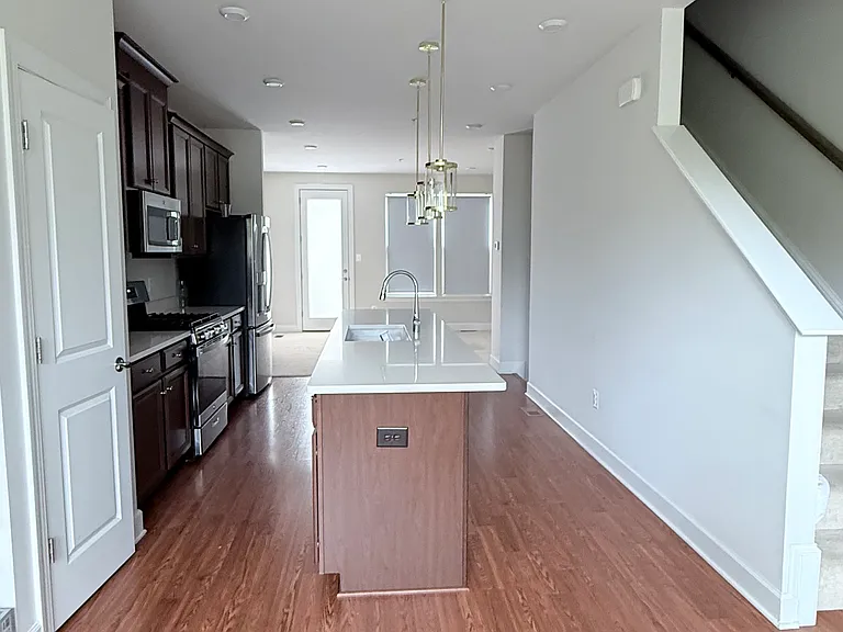3511 Carnaby St — Photo 35
