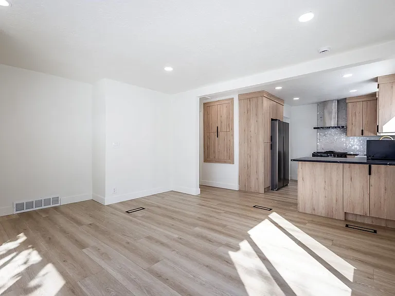 2327 E Bryan Ave — Photo 7