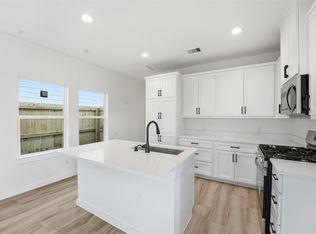 530 N 4th St, La Porte, TX 77571