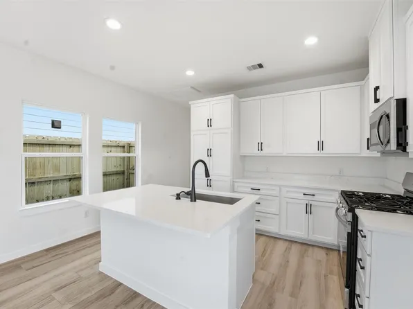 530 N 4th St, La Porte, TX 77571