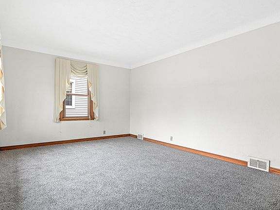 3rd image of 1560 Nebraska Ave E