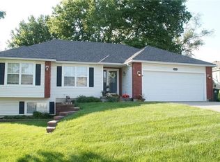 892 Hillcrest Ln, Lansing, KS 66043