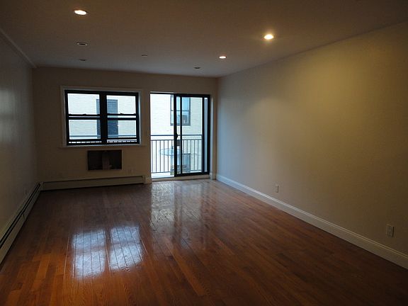 3rd image of 2716 41st Ave APT 4D