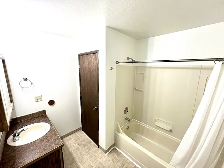 Freshly Renovated - Southside 3 Bedroom — Photo 33