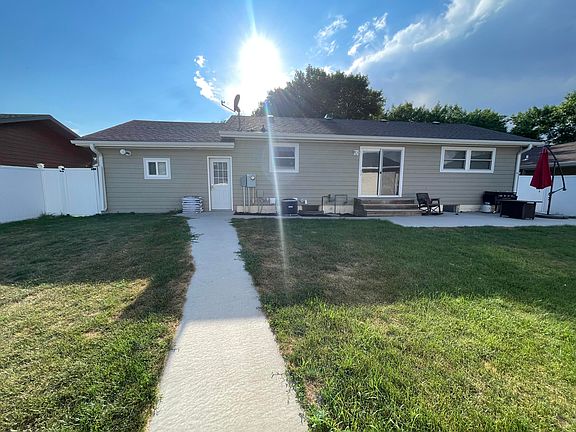5th image of 814 7th Ave W