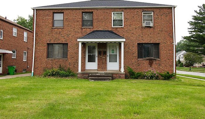 1st image of 402 E 222nd St