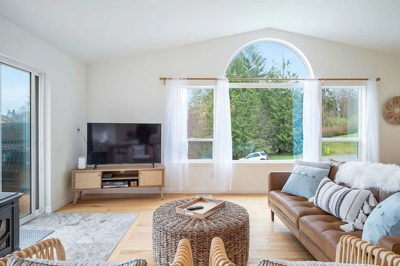 3 bed, 2.5 bath, $6,780 — Photo 4