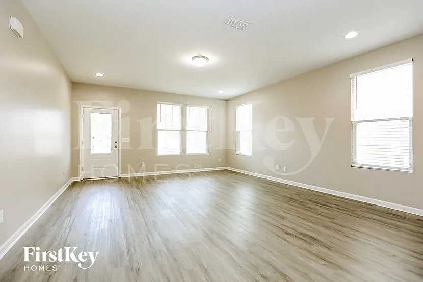 5 bed, 3.5 bath, 2967 sqft, $2,985 — Photo 3