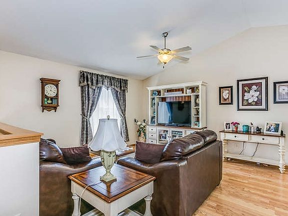 4th image of 2611 N Mainsgate Dr