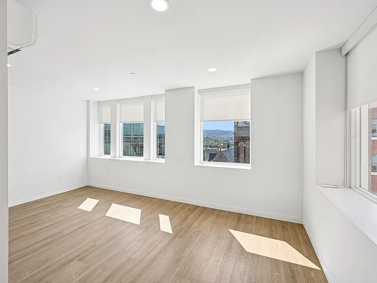 Hamilton Apartments — Photo 29