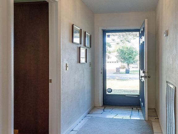 4th image of 249 Clearlake Dr W