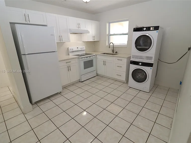 951 SW 7th St #4 — Photo 5